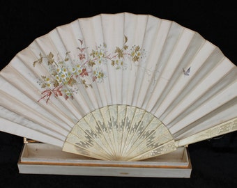 Victorian cream silk satin painted hand fan, antique carved and pierced bovine bone fan in box, J. Chomette, Paris, French silk folding fan