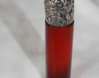 Viktorianische Cranberry-Duftflasche, kleine röhrenförmige Flasche mit geprägtem silberfarbenem Deckel, antike Parfümflasche, Schraubverschluss, Korkverschluss