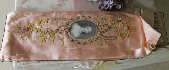 Victorian lace and satin hand fan, cream bovine b… - image 4