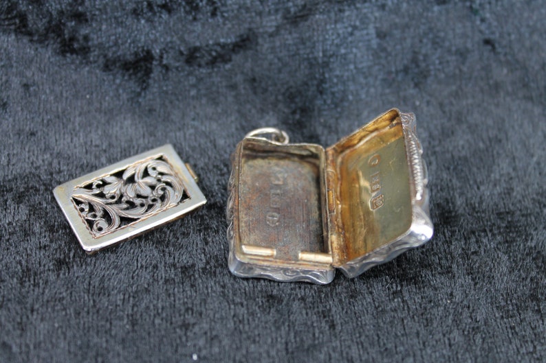 Victorian silver vinaigrette, made by Edward Smith, Birmingham 1898 silver, engraved silver locket pendant, image 7