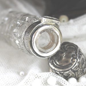 Antieke geslepen glazen parfumfles, 1904 Levi & Salaman zilveren bovenkant