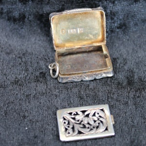 Victorian silver vinaigrette, made by Edward Smith, Birmingham 1898 silver, engraved silver locket pendant, image 8