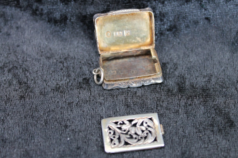 Victorian silver vinaigrette, made by Edward Smith, Birmingham 1898 silver, engraved silver locket pendant, image 8