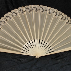 Victorian lace fan, 1890s gauze & bovine bone hand fan, cream silk and lace folding fan, carved cream coloured wedding fan, antique hand fan
