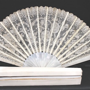 Edwardian Brussels point de Gaze lace fan, white mother of pearl hand fan in shaped satin Duvelleroy box, antique early 1900s handmade lace