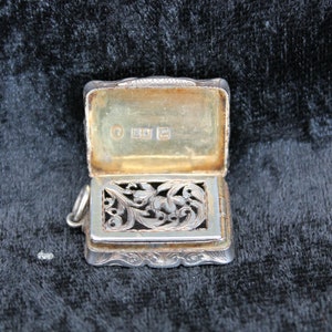 Victorian silver vinaigrette, made by Edward Smith, Birmingham 1898 silver, engraved silver locket pendant, image 1