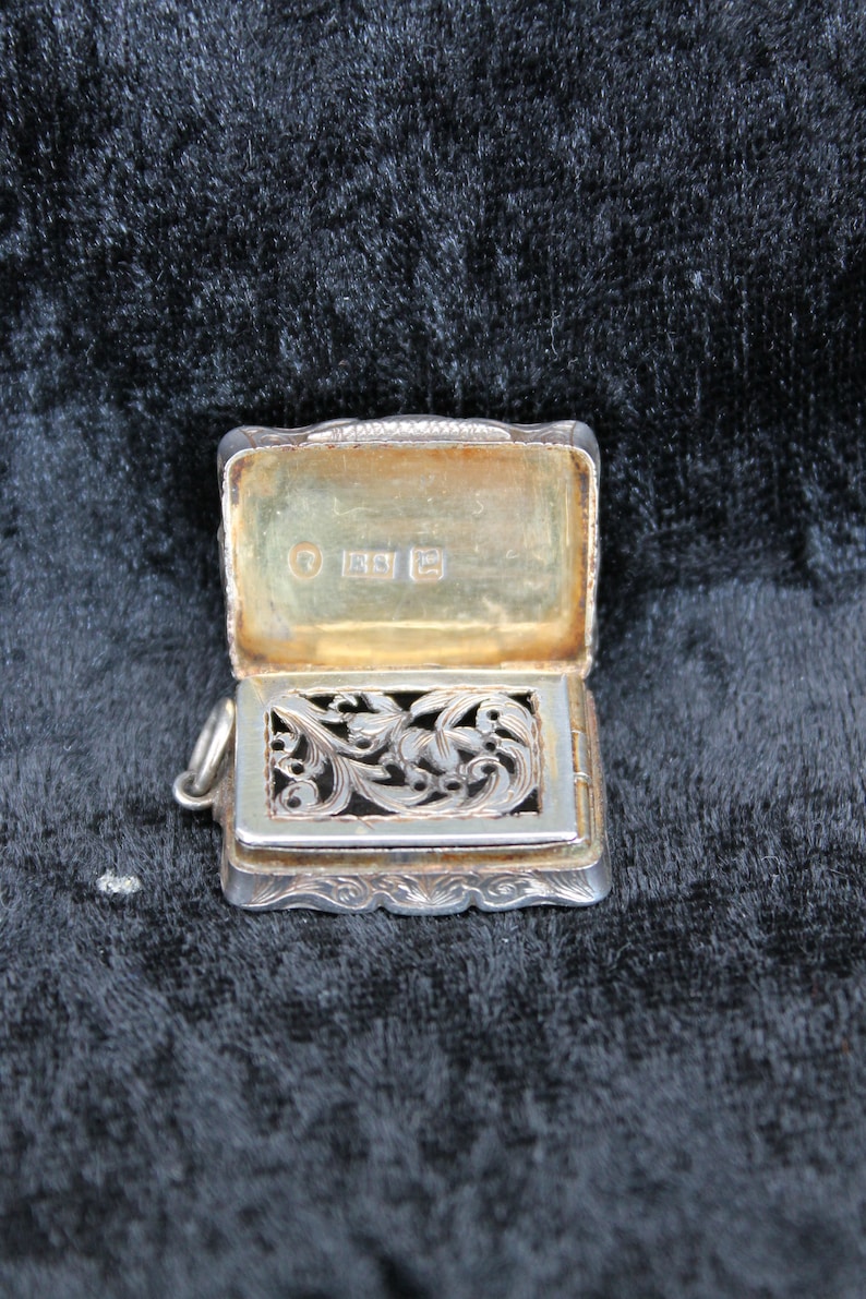 Victorian silver vinaigrette, made by Edward Smith, Birmingham 1898 silver, engraved silver locket pendant, image 1