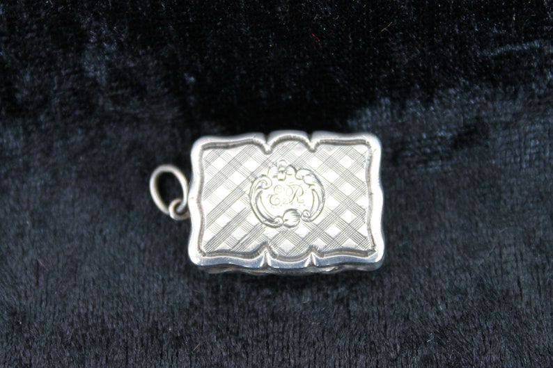 Victorian silver vinaigrette, made by Edward Smith, Birmingham 1898 silver, engraved silver locket pendant, image 3