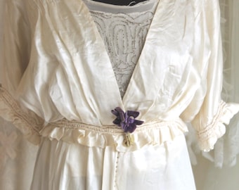 Vestido de noiva eduardiano em cetim de seda, vestido de noiva antigo com aplicações de pérolas, traje inspirado em Downton Abbey