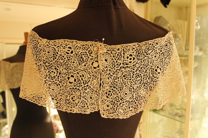 Antique lace collar, cream lace bertha collar, circular handmade Victorian lace collar, lace collar, cream bobbin lace vintage collar image 1