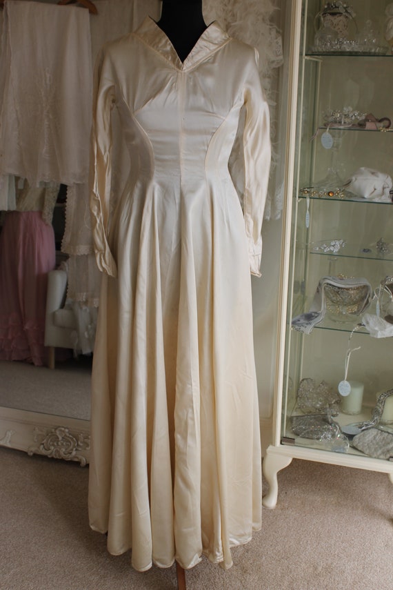 Vintage 1940's plain ivory satin A line long sleev
