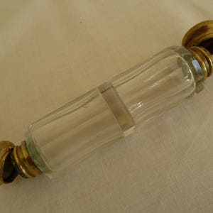 Flacon de parfum à double embout en verre transparent pour femmes de l'époque victorienne avec couvercles en métal doré, bouteille de parfum en verre antique, bouteille en verre de collection vintage