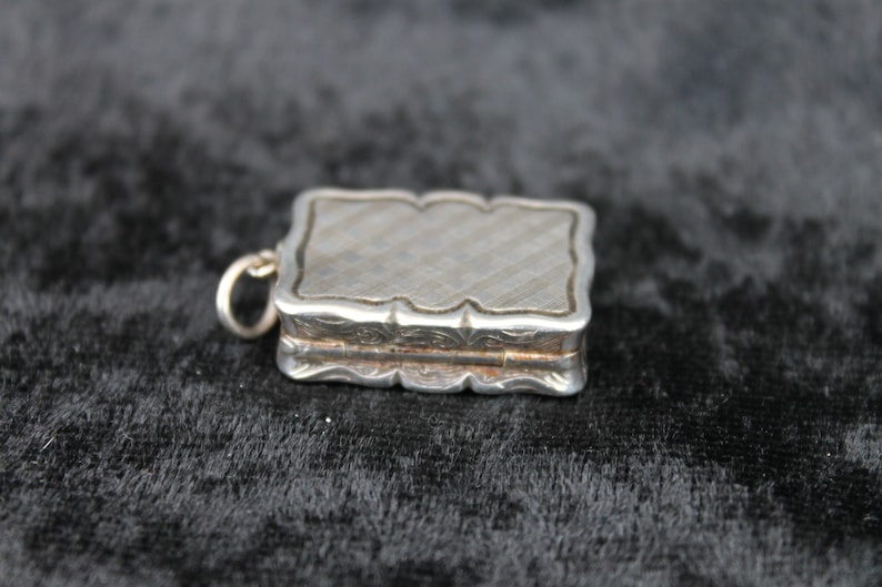 Victorian silver vinaigrette, made by Edward Smith, Birmingham 1898 silver, engraved silver locket pendant, image 10