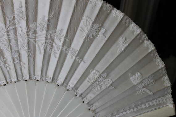 Victorian lace and satin hand fan, cream bovine b… - image 3