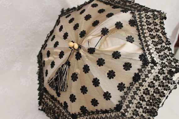 Victorian black lace and cream silk parasol, anti… - image 1