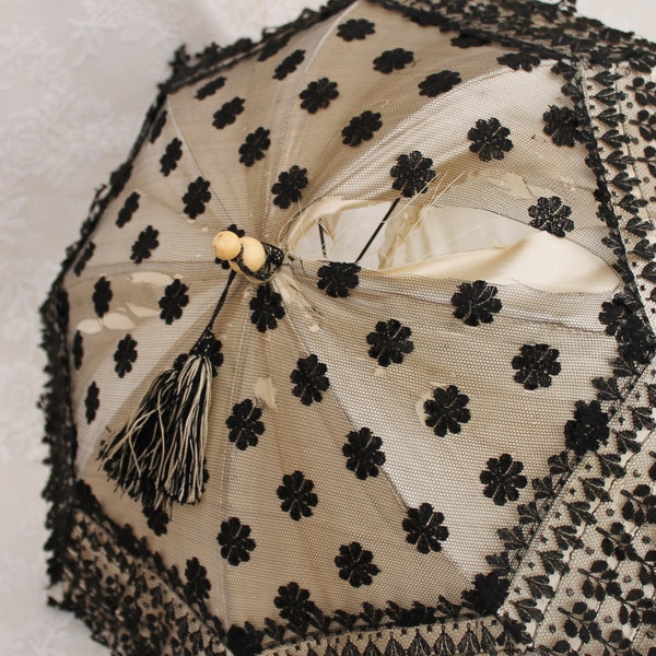 Victorian black lace and cream silk parasol, antique carriage parasol, old lace & silk umbrella, theatre/film costume, steampunk accessory