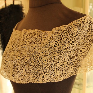 Antique lace collar, cream lace bertha collar, circular handmade Victorian lace collar, lace collar, cream bobbin lace vintage collar image 2