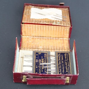 Estuche de costura antiguo y novedoso, caja de costura estilo maleta victoriana, estuche colgante 'Valise' de William Bartleet and Sons, agujas, dedal, tijeras.