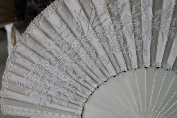 Victorian lace and satin hand fan, cream bovine b… - image 6