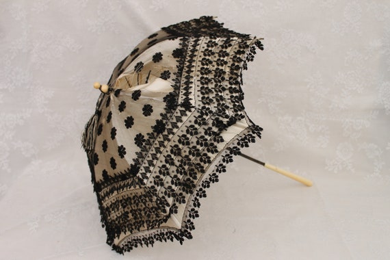 Victorian black lace and cream silk parasol, anti… - image 2
