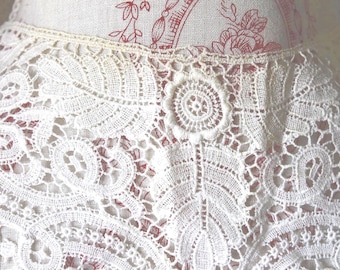 Antique White Floral Lace Collar, Victorian Dress Accessory