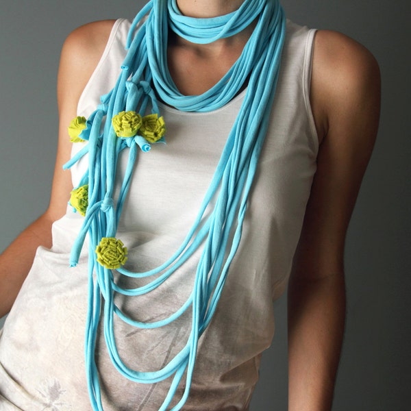 COLLIER TISSU SPRING en bleu ciel avec des fleurs en feutre