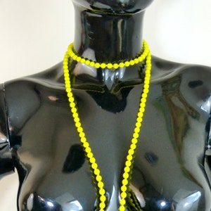 Long bright yellow beaded necklace - small plastic beads & thread knots - funky mid century mod jewellery - French 60s vintage
