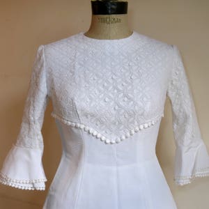 White rayon faille & floral lace E.L. PARIS wedding dress with three-quarter pagoda sleeves - size 38 or M - French 60s 70s vintage