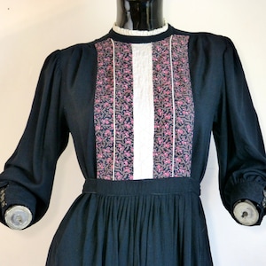 Ensemble jupe et chemisier en tissu métallisé