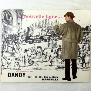 Può includere: Annuncio pubblicitario vintage per Dandy, con un uomo in cappotto e cappello, il testo "La nouvelle ligne..." e un'illustrazione in bianco e nero di un treno e una folla. È incluso anche l'indirizzo di Dandy.