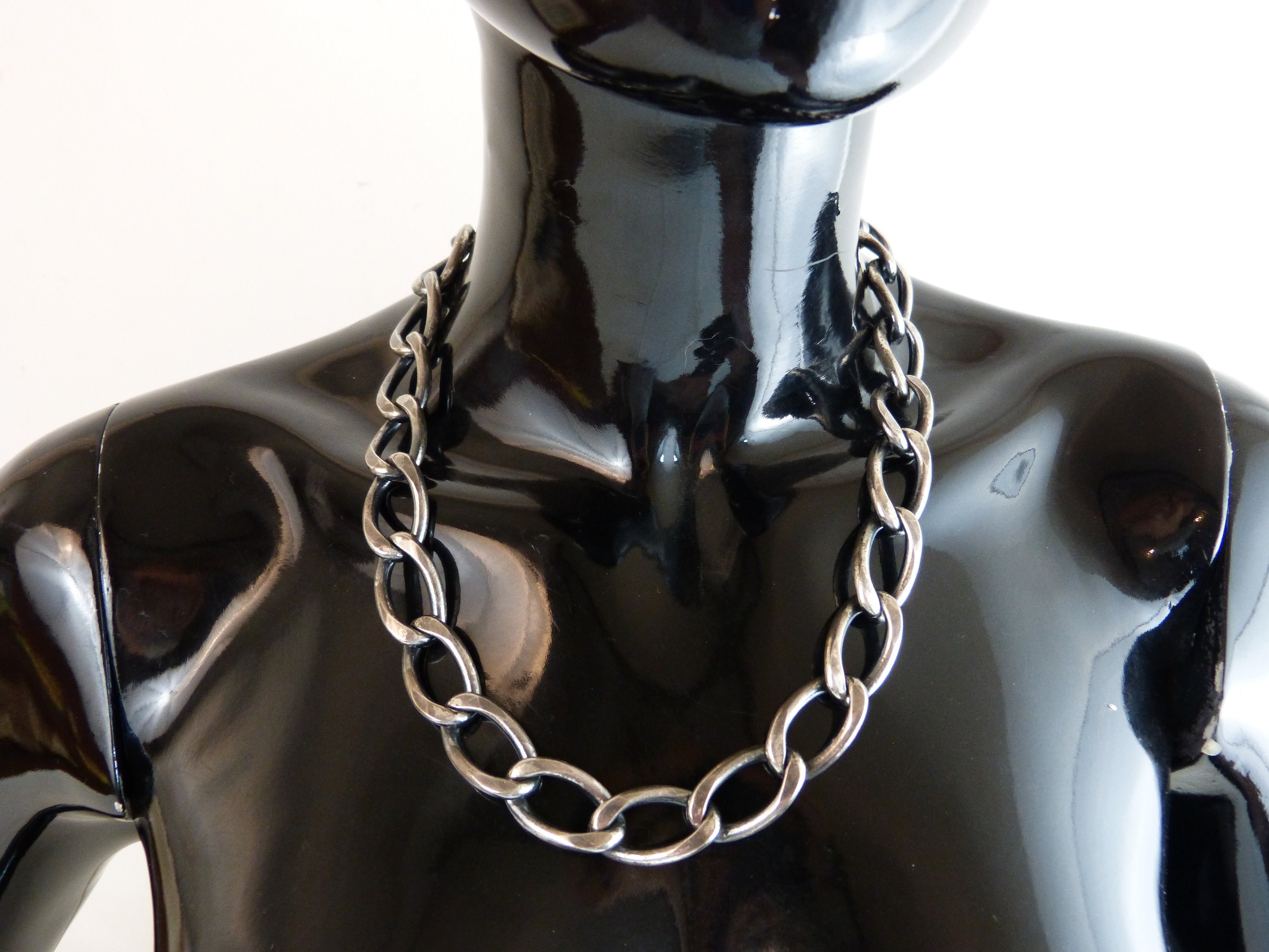 Collier Ras De Cou En Métal Argenté à Grosses Mailles - Bijou Occasion, Style Moderne