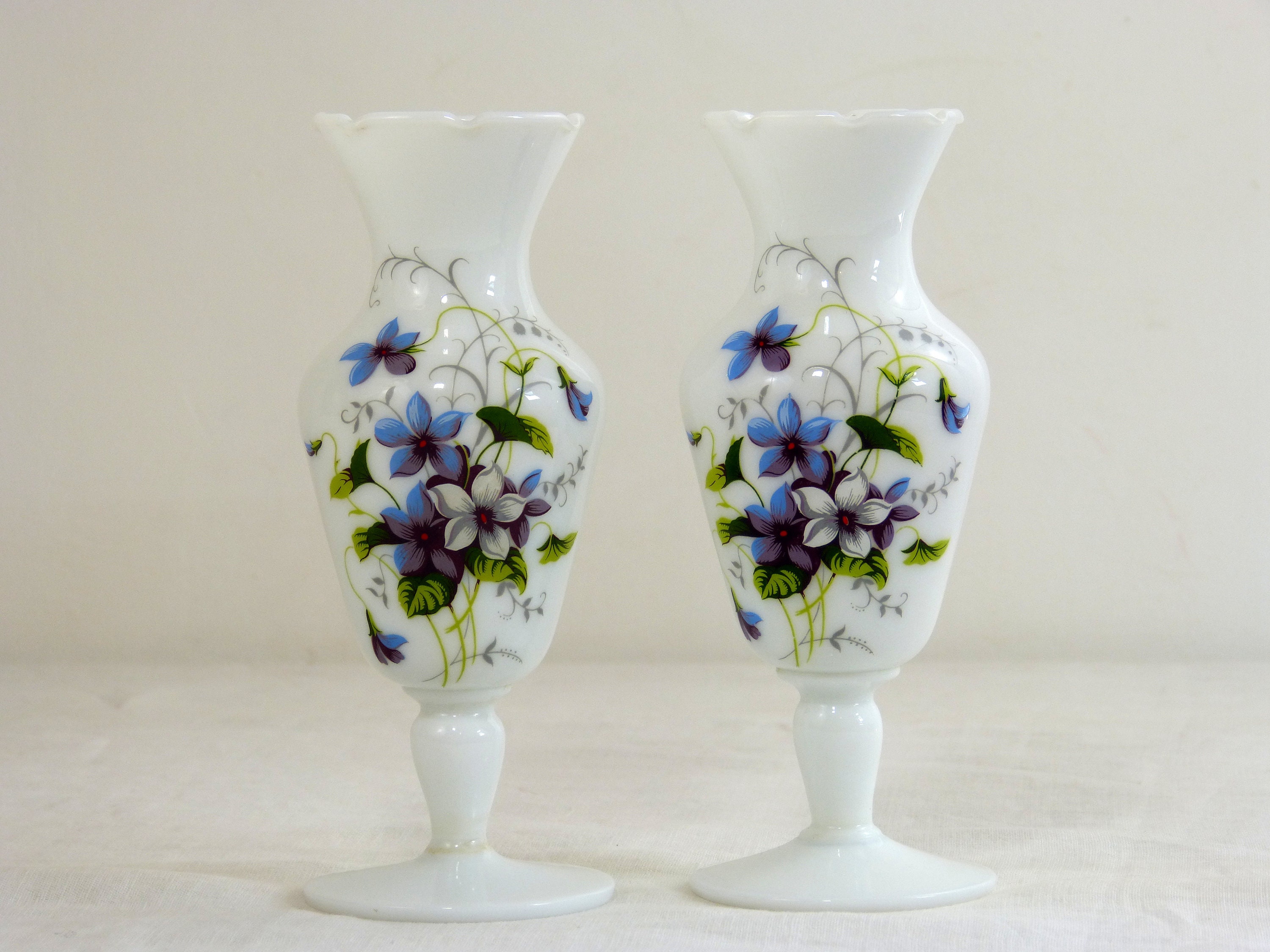 Paire de Vases à Pied en Verre Blanc Opaline Decor Fleur Violette - Boudoir Shabby Romantique Retro