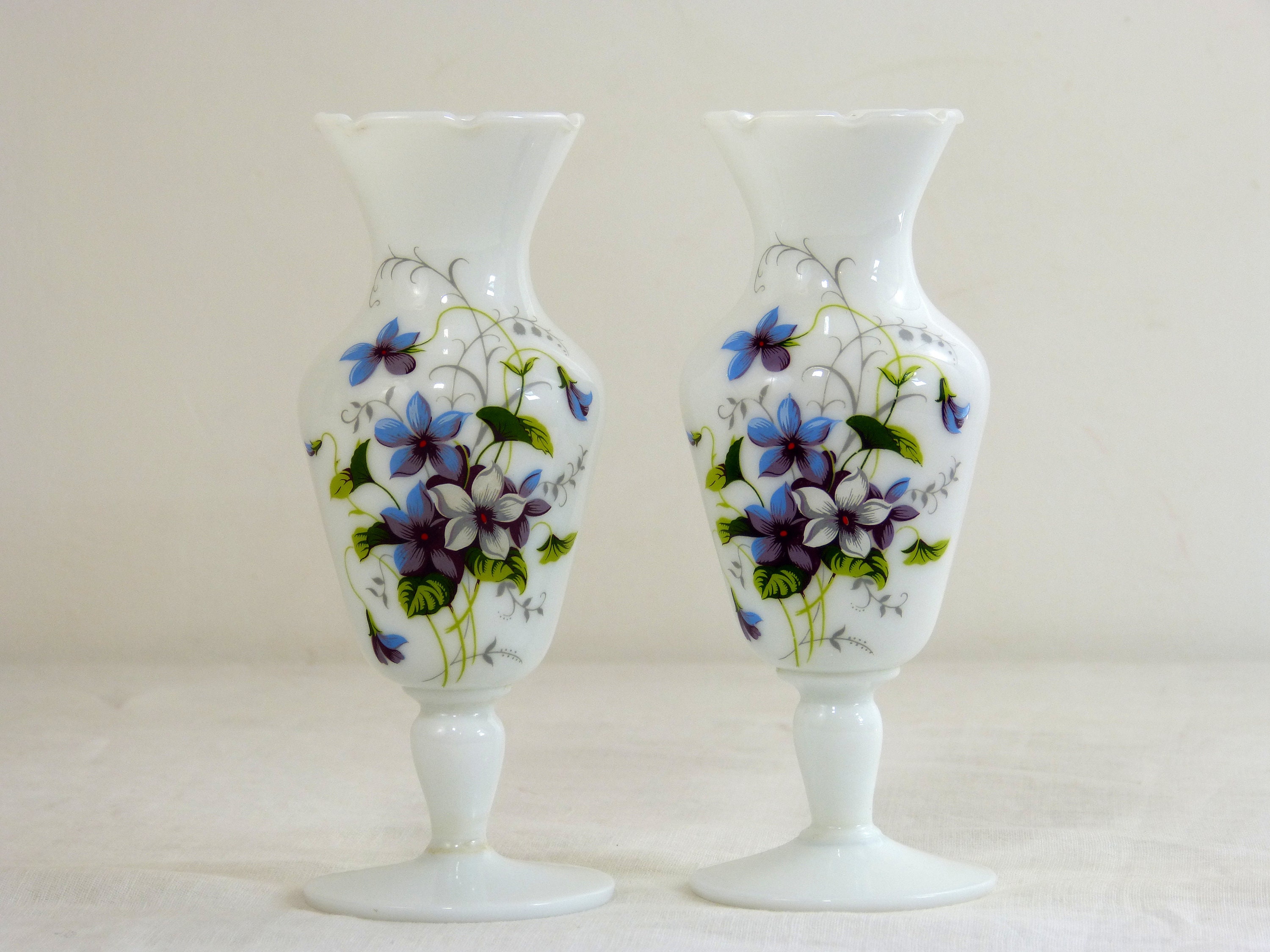 Paire de Vases à Pied en Verre Blanc Opaline Decor Fleur Violette - Boudoir Shabby Romantique Retro 