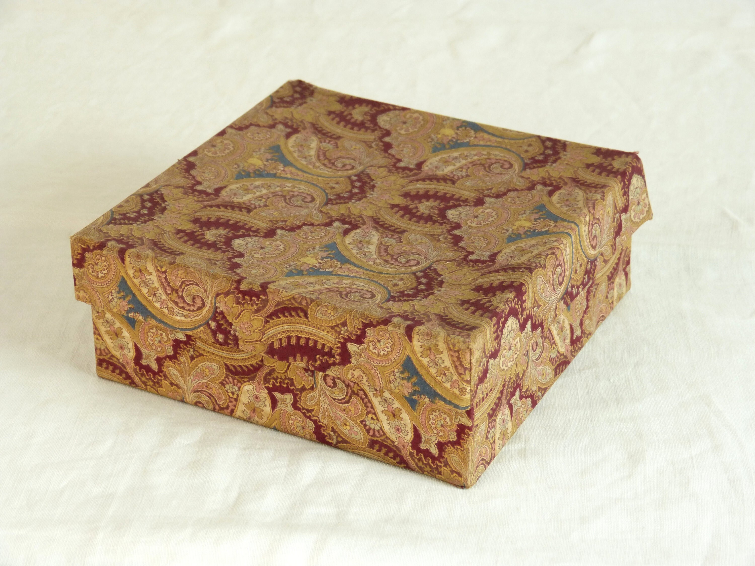 Boîte Carré Au Bon Marché Recouverte de Tissu - Motif Cachemire Beige Rouge Bleu Rangement Art Deco 