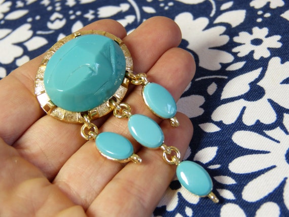 Broche Chanel Vintage en Métal Doré et Perle