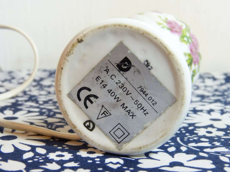 French 90s vintage Shabby wild roses /& lily of the valley flower ceramic bedside table lamp