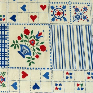 Peut inclure: Un tissu blanc avec un motif répété de cœurs bleus et rouges, de fleurs et de formes géométriques. Le tissu a un aspect et une sensation vintage.