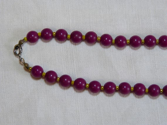 Collier Vintage Années 1970 – Perles, Résine Et Métal Doré, Longueur 75 Cm