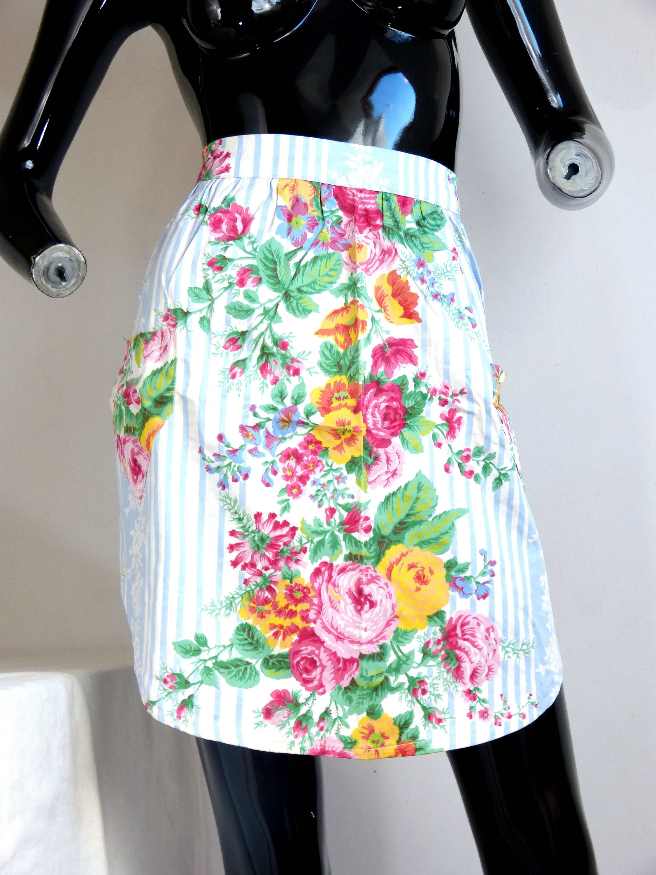 Tablier de Cuisine Neuf - Forme Arrondie + Poches Pointues Tissu Coton Fleurs Rayures Bleu & Blanc V