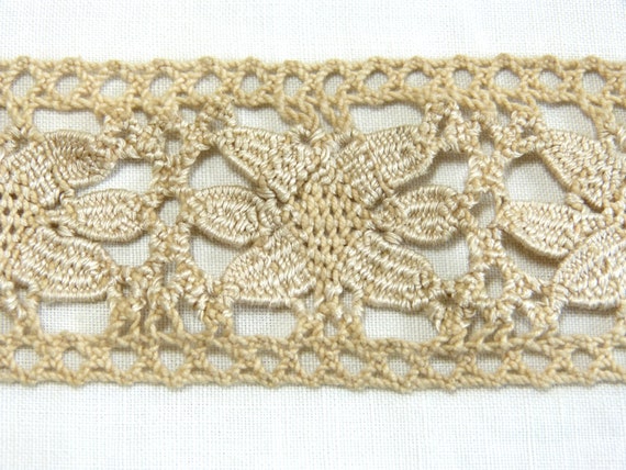 Wide beige floral crochet lace ribbon - NOS shelf edging Art Deco home decor trim - price per metre - French 30s vintage