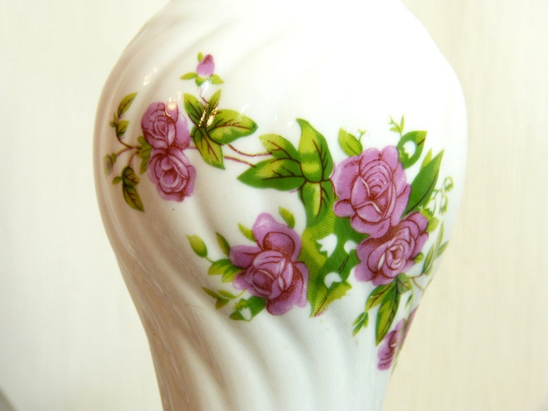 French 90s vintage Shabby wild roses /& lily of the valley flower ceramic bedside table lamp