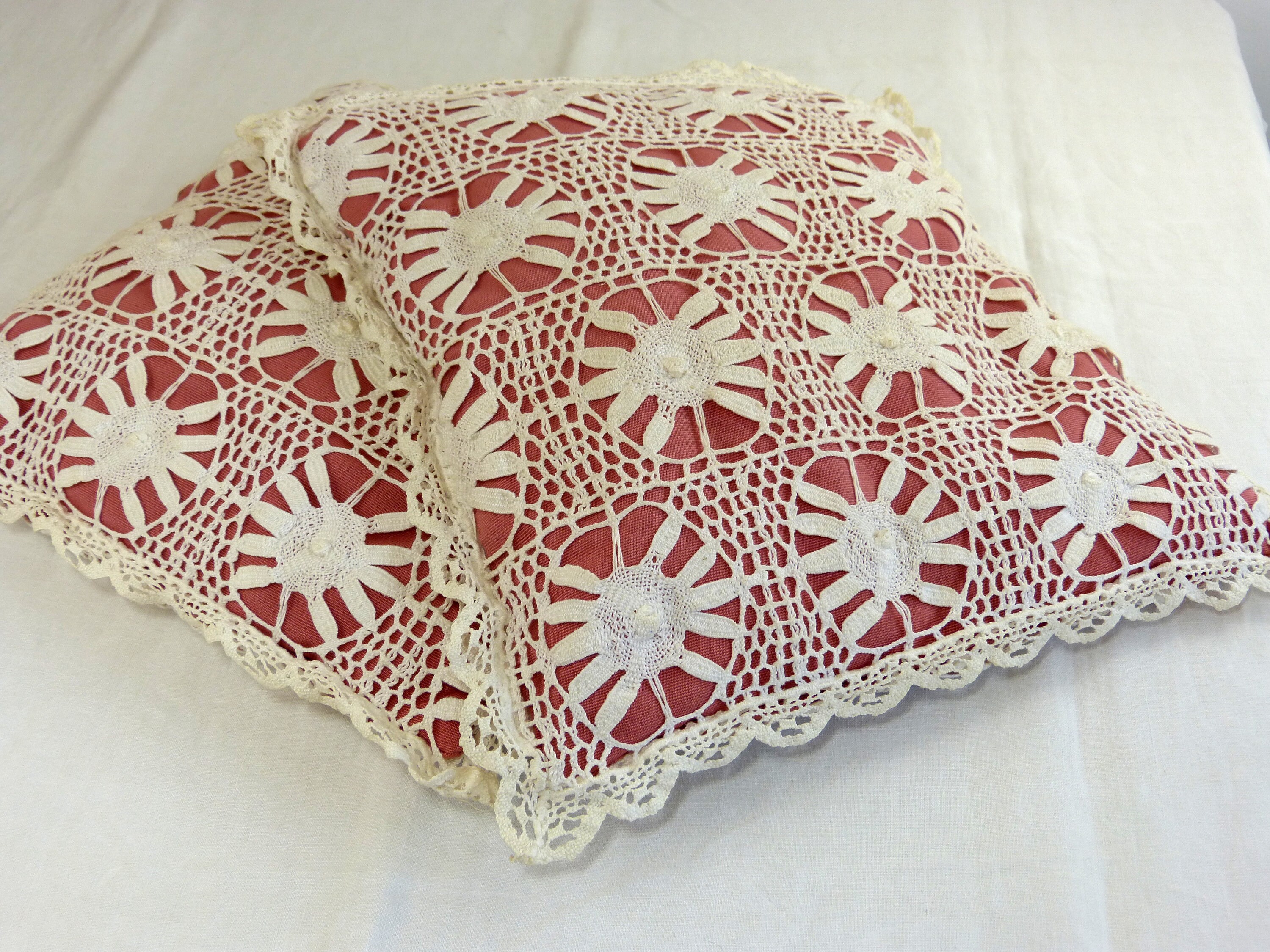 Paire de Coussins Carrés en Dentelle Au Crochet Fait Main - Fleurs Art Deco & Tissu Rose Vintage Ann