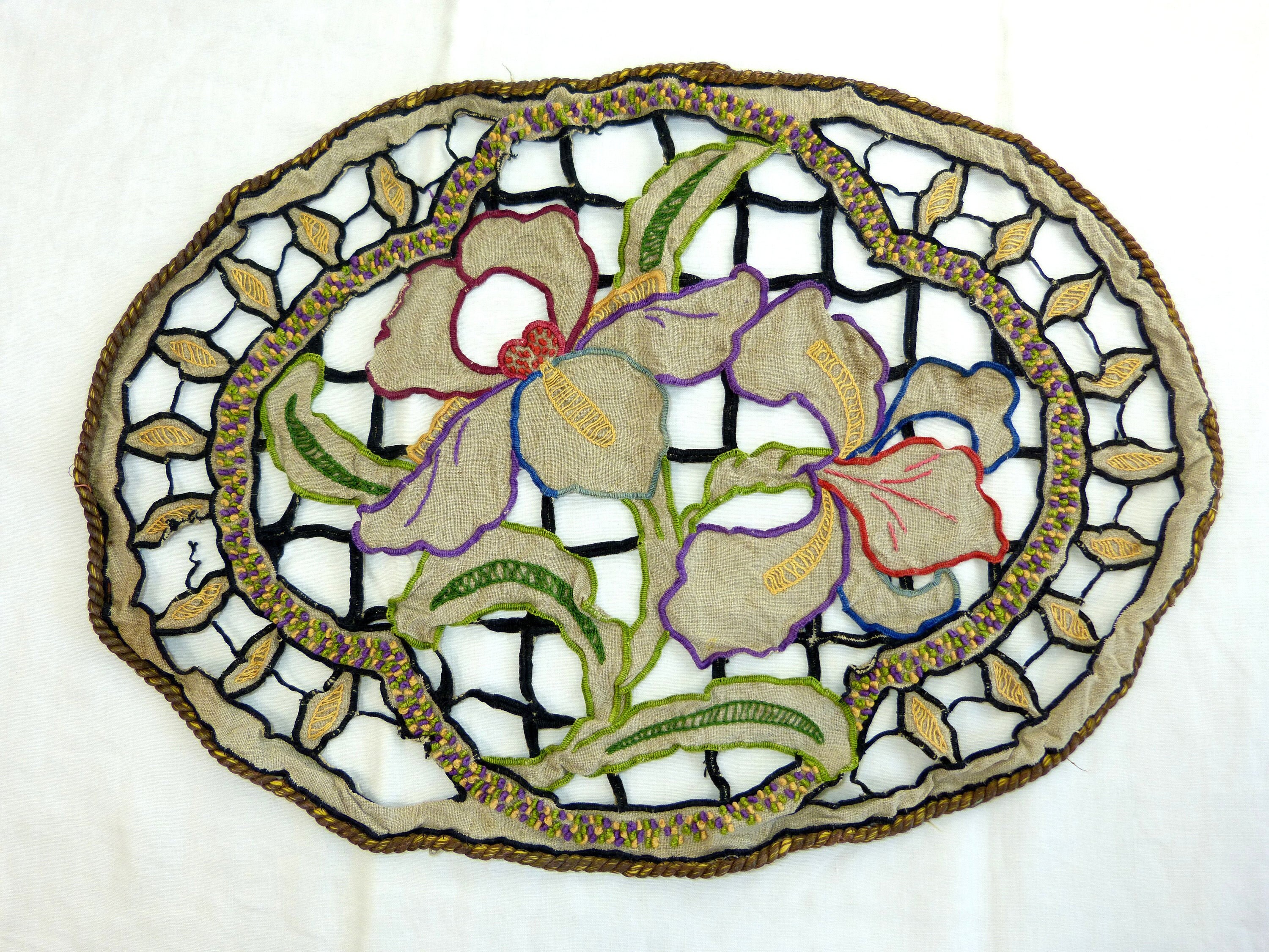 Grand Napperon ou Dessus de Coussin Ovale Tissu Lin Brodé Main - Fleurs Iris Art Deco Ancien Vintage