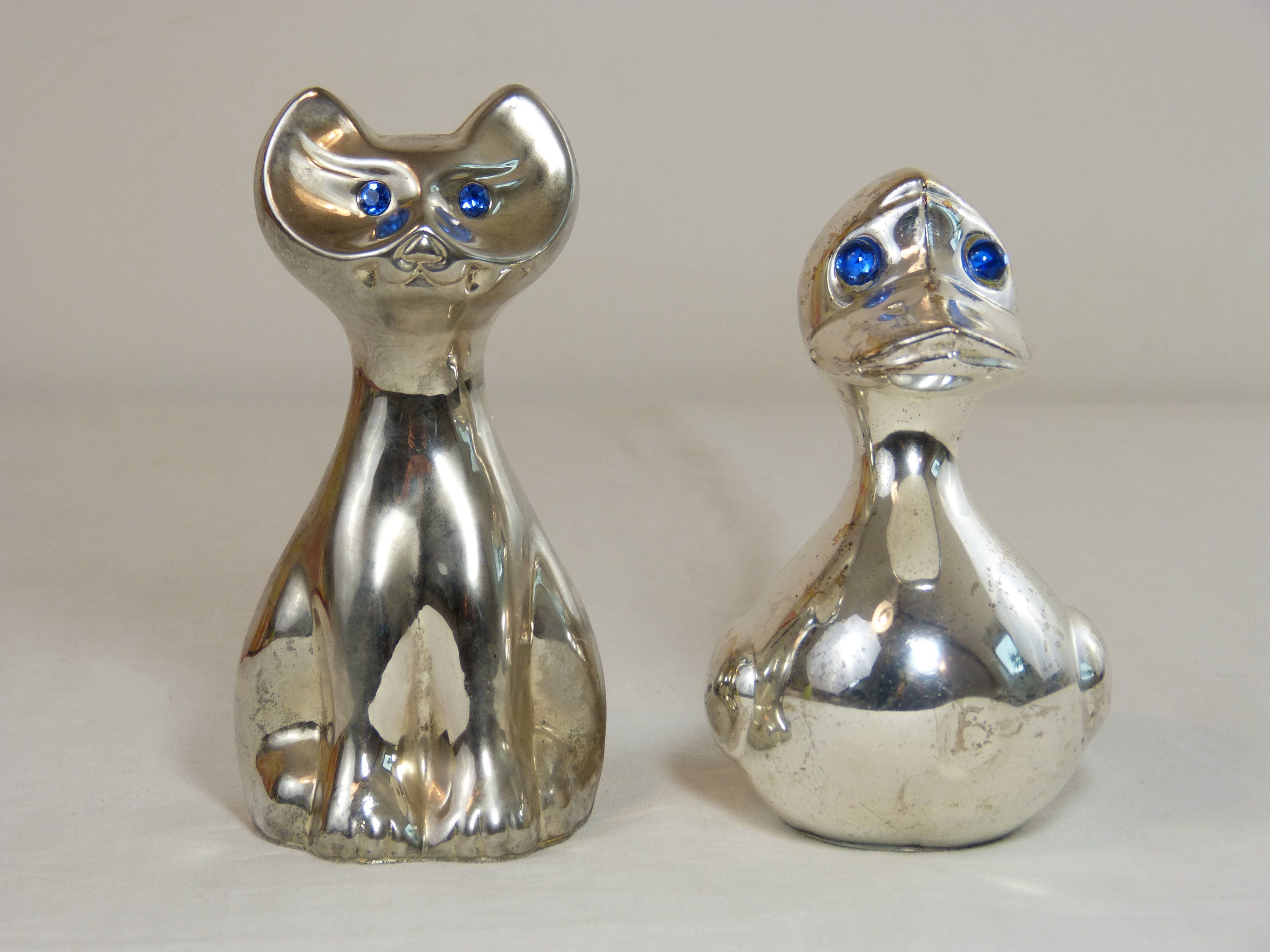 Figurines Chat & Canard en Metal Argenté et Yeux Bleu - Duo de Tirelires Retro Kitsch Vintage Années