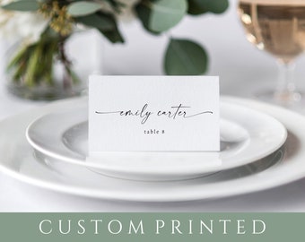 Puede incluir: Tarjeta de lugar blanca con texto en caligrafía negra que dice "emily carter" y "mesa 8".