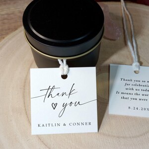 Op de afbeelding: Witte bedankkaartjes met zwarte kalligrafie die "Dank je wel" met een hartje en de namen "Kaitlin & Conner" zegt. Het tweede kaartje heeft de tekst "Bedankt dat je met ons hebt gevierd. Het betekent de wereld voor ons dat je er was. 8.24.20XX".