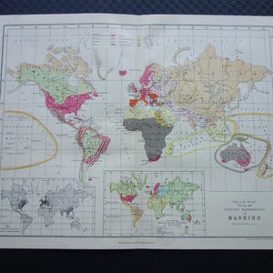 Può includere: Una mappa del mondo vintage, che mostra i continenti in vari colori. La mappa include il titolo "Present Distribution of Mankind" e diverse mappe più piccole. Stampata su carta invecchiata, con pieghe visibili.