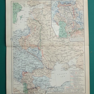 Puede incluir: Un mapa antiguo titulado "WERELD OORLOG: OOSTELIJK FRONT, SERVIË" con detalles geográficos. El mapa presenta varios colores, incluyendo verde, azul y marrón, resaltando regiones y fronteras. Se observa texto en holandés y alemán, con el Mar Negro etiquetado.