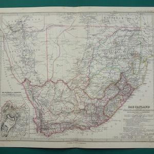Könnte beinhalten: Eine antike Papierlandkarte mit dem Titel Das Capland, die die südliche Region Afrikas mit detaillierten geografischen Markierungen, politischen Grenzen und einer kleineren Inset-Karte der Tafelbucht darstellt. Schwarzer Text auf cremefarbenem Grund.