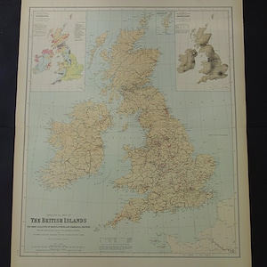Può includere: Una mappa antica delle Isole Britanniche, con informazioni geografiche dettagliate e dati industriali. La mappa è stampata su carta invecchiata, con uno sfondo beige e dettagli marroni e verdi. Il titolo "Industrial Map of The British Islands" è visibile.